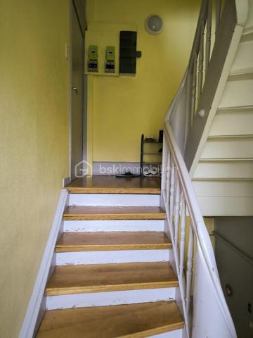 Superbe appartement F5/F6 entièrement rénové – Proche Place Saint-Joseph

Un appartement familial aux beaux volumes, idéal pour le télétravail, à proximité de la gare, du centre-ville et de toutes les commodités !

Idéalement situé à proximité immédiate de la Place Saint-Joseph, découvrez ce magnifique appartement F5/F6 entièrement rénové avec soin, offrant de beaux volumes, une belle luminosité et un agencement particulièrement fonctionnel.

Situé au 1er étage d'une petite copropriété de seulement 4 logements, cet appartement constitue un cadre de vie agréable et confortable, aussi bien pour une famille que pour un couple à la recherche d'espace.

Dès l'entrée, vous découvrirez une cuisine moderne entièrement équipée, ainsi qu'un vaste double salon-séjour, chaleureux et lumineux, idéal pour recevoir famille et amis ou simplement profiter d'un bel espace de vie au quotidien.

Un espace nuit modulable et adapté au télétravail

L'espace nuit se compose de quatre chambres, offrant de nombreuses possibilités d'aménagement.

Deux chambres indépendantes sont situées de part et d'autre du couloir, tandis que deux chambres supplémentaires, disposées en enfilade, peuvent être facilement adaptées selon vos besoins : chambre d'enfant, chambre d'amis, dressing ou bureau.

L'une de ces pièces peut notamment constituer un véritable espace bureau/dressing, particulièrement adapté aux personnes souhaitant travailler régulièrement ou à temps plein en télétravail, avec la possibilité de créer un espace de travail confortable, calme et séparé des pièces de vie.

La salle de bains dispose d'une douche, d'une baignoire et d'un meuble double vasque. Un WC séparé ainsi qu'un espace débarras complètent l'ensemble.

Des annexes pratiques et un agréable espace extérieur

Côté rangement, vous bénéficierez d'un grenier et d'une cave privatifs, offrant des espaces de stockage supplémentaires particulièrement appréciables au quotidien.

À l'arrière du bâtiment, un vaste jardin commun vient compléter les prestations de ce bien. Véritable havre de paix, cet espace verdoyant permet de profiter pleinement des beaux jours, de déjeuner à l'extérieur, de partager un repas en famille ou entre amis, ou tout simplement de se détendre à l'ombre des arbres.

Un emplacement recherché

L'appartement bénéficie également d'une situation particulièrement pratique, à proximité de la gare de Colmar, du centre-ville et de l'ensemble des commodités nécessaires au quotidien : commerces, services, écoles, transports et autres infrastructures.

Vous pourrez ainsi profiter d'un environnement agréable tout en ayant facilement accès au centre-ville et aux principaux points d'intérêt de Colmar.

Un bien rare sur le secteur, réunissant le charme de l'ancien, le confort d'une rénovation récente, de généreux volumes, un espace extérieur agréable et une localisation privilégiée.

À découvrir sans tarder !