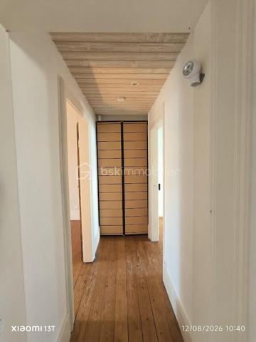 Superbe appartement F5/F6 entièrement rénové – Proche Place Saint-Joseph

Un appartement familial aux beaux volumes, idéal pour le télétravail, à proximité de la gare, du centre-ville et de toutes les commodités !

Idéalement situé à proximité immédiate de la Place Saint-Joseph, découvrez ce magnifique appartement F5/F6 entièrement rénové avec soin, offrant de beaux volumes, une belle luminosité et un agencement particulièrement fonctionnel.

Situé au 1er étage d'une petite copropriété de seulement 4 logements, cet appartement constitue un cadre de vie agréable et confortable, aussi bien pour une famille que pour un couple à la recherche d'espace.

Dès l'entrée, vous découvrirez une cuisine moderne entièrement équipée, ainsi qu'un vaste double salon-séjour, chaleureux et lumineux, idéal pour recevoir famille et amis ou simplement profiter d'un bel espace de vie au quotidien.

Un espace nuit modulable et adapté au télétravail

L'espace nuit se compose de quatre chambres, offrant de nombreuses possibilités d'aménagement.

Deux chambres indépendantes sont situées de part et d'autre du couloir, tandis que deux chambres supplémentaires, disposées en enfilade, peuvent être facilement adaptées selon vos besoins : chambre d'enfant, chambre d'amis, dressing ou bureau.

L'une de ces pièces peut notamment constituer un véritable espace bureau/dressing, particulièrement adapté aux personnes souhaitant travailler régulièrement ou à temps plein en télétravail, avec la possibilité de créer un espace de travail confortable, calme et séparé des pièces de vie.

La salle de bains dispose d'une douche, d'une baignoire et d'un meuble double vasque. Un WC séparé ainsi qu'un espace débarras complètent l'ensemble.

Des annexes pratiques et un agréable espace extérieur

Côté rangement, vous bénéficierez d'un grenier et d'une cave privatifs, offrant des espaces de stockage supplémentaires particulièrement appréciables au quotidien.

À l'arrière du bâtiment, un vaste jardin commun vient compléter les prestations de ce bien. Véritable havre de paix, cet espace verdoyant permet de profiter pleinement des beaux jours, de déjeuner à l'extérieur, de partager un repas en famille ou entre amis, ou tout simplement de se détendre à l'ombre des arbres.

Un emplacement recherché

L'appartement bénéficie également d'une situation particulièrement pratique, à proximité de la gare de Colmar, du centre-ville et de l'ensemble des commodités nécessaires au quotidien : commerces, services, écoles, transports et autres infrastructures.

Vous pourrez ainsi profiter d'un environnement agréable tout en ayant facilement accès au centre-ville et aux principaux points d'intérêt de Colmar.

Un bien rare sur le secteur, réunissant le charme de l'ancien, le confort d'une rénovation récente, de généreux volumes, un espace extérieur agréable et une localisation privilégiée.

À découvrir sans tarder !