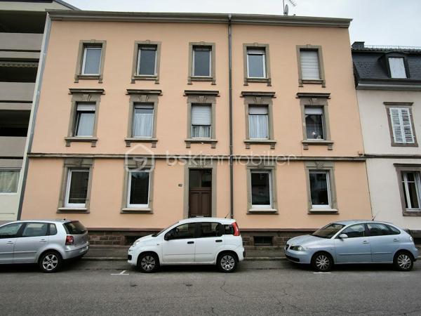 Superbe appartement F5/F6 entièrement rénové – Proche Place Saint-Joseph

Un appartement familial aux beaux volumes, idéal pour le télétravail, à proximité de la gare, du centre-ville et de toutes les commodités !

Idéalement situé à proximité immédiate de la Place Saint-Joseph, découvrez ce magnifique appartement F5/F6 entièrement rénové avec soin, offrant de beaux volumes, une belle luminosité et un agencement particulièrement fonctionnel.

Situé au 1er étage d'une petite copropriété de seulement 4 logements, cet appartement constitue un cadre de vie agréable et confortable, aussi bien pour une famille que pour un couple à la recherche d'espace.

Dès l'entrée, vous découvrirez une cuisine moderne entièrement équipée, ainsi qu'un vaste double salon-séjour, chaleureux et lumineux, idéal pour recevoir famille et amis ou simplement profiter d'un bel espace de vie au quotidien.

Un espace nuit modulable et adapté au télétravail

L'espace nuit se compose de quatre chambres, offrant de nombreuses possibilités d'aménagement.

Deux chambres indépendantes sont situées de part et d'autre du couloir, tandis que deux chambres supplémentaires, disposées en enfilade, peuvent être facilement adaptées selon vos besoins : chambre d'enfant, chambre d'amis, dressing ou bureau.

L'une de ces pièces peut notamment constituer un véritable espace bureau/dressing, particulièrement adapté aux personnes souhaitant travailler régulièrement ou à temps plein en télétravail, avec la possibilité de créer un espace de travail confortable, calme et séparé des pièces de vie.

La salle de bains dispose d'une douche, d'une baignoire et d'un meuble double vasque. Un WC séparé ainsi qu'un espace débarras complètent l'ensemble.

Des annexes pratiques et un agréable espace extérieur

Côté rangement, vous bénéficierez d'un grenier et d'une cave privatifs, offrant des espaces de stockage supplémentaires particulièrement appréciables au quotidien.

À l'arrière du bâtiment, un vaste jardin commun vient compléter les prestations de ce bien. Véritable havre de paix, cet espace verdoyant permet de profiter pleinement des beaux jours, de déjeuner à l'extérieur, de partager un repas en famille ou entre amis, ou tout simplement de se détendre à l'ombre des arbres.

Un emplacement recherché

L'appartement bénéficie également d'une situation particulièrement pratique, à proximité de la gare de Colmar, du centre-ville et de l'ensemble des commodités nécessaires au quotidien : commerces, services, écoles, transports et autres infrastructures.

Vous pourrez ainsi profiter d'un environnement agréable tout en ayant facilement accès au centre-ville et aux principaux points d'intérêt de Colmar.

Un bien rare sur le secteur, réunissant le charme de l'ancien, le confort d'une rénovation récente, de généreux volumes, un espace extérieur agréable et une localisation privilégiée.

À découvrir sans tarder !