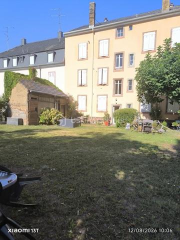Superbe appartement F5/F6 entièrement rénové – Proche Place Saint-Joseph

Un appartement familial aux beaux volumes, idéal pour le télétravail, à proximité de la gare, du centre-ville et de toutes les commodités !

Idéalement situé à proximité immédiate de la Place Saint-Joseph, découvrez ce magnifique appartement F5/F6 entièrement rénové avec soin, offrant de beaux volumes, une belle luminosité et un agencement particulièrement fonctionnel.

Situé au 1er étage d'une petite copropriété de seulement 4 logements, cet appartement constitue un cadre de vie agréable et confortable, aussi bien pour une famille que pour un couple à la recherche d'espace.

Dès l'entrée, vous découvrirez une cuisine moderne entièrement équipée, ainsi qu'un vaste double salon-séjour, chaleureux et lumineux, idéal pour recevoir famille et amis ou simplement profiter d'un bel espace de vie au quotidien.

Un espace nuit modulable et adapté au télétravail

L'espace nuit se compose de quatre chambres, offrant de nombreuses possibilités d'aménagement.

Deux chambres indépendantes sont situées de part et d'autre du couloir, tandis que deux chambres supplémentaires, disposées en enfilade, peuvent être facilement adaptées selon vos besoins : chambre d'enfant, chambre d'amis, dressing ou bureau.

L'une de ces pièces peut notamment constituer un véritable espace bureau/dressing, particulièrement adapté aux personnes souhaitant travailler régulièrement ou à temps plein en télétravail, avec la possibilité de créer un espace de travail confortable, calme et séparé des pièces de vie.

La salle de bains dispose d'une douche, d'une baignoire et d'un meuble double vasque. Un WC séparé ainsi qu'un espace débarras complètent l'ensemble.

Des annexes pratiques et un agréable espace extérieur

Côté rangement, vous bénéficierez d'un grenier et d'une cave privatifs, offrant des espaces de stockage supplémentaires particulièrement appréciables au quotidien.

À l'arrière du bâtiment, un vaste jardin commun vient compléter les prestations de ce bien. Véritable havre de paix, cet espace verdoyant permet de profiter pleinement des beaux jours, de déjeuner à l'extérieur, de partager un repas en famille ou entre amis, ou tout simplement de se détendre à l'ombre des arbres.

Un emplacement recherché

L'appartement bénéficie également d'une situation particulièrement pratique, à proximité de la gare de Colmar, du centre-ville et de l'ensemble des commodités nécessaires au quotidien : commerces, services, écoles, transports et autres infrastructures.

Vous pourrez ainsi profiter d'un environnement agréable tout en ayant facilement accès au centre-ville et aux principaux points d'intérêt de Colmar.

Un bien rare sur le secteur, réunissant le charme de l'ancien, le confort d'une rénovation récente, de généreux volumes, un espace extérieur agréable et une localisation privilégiée.

À découvrir sans tarder !
