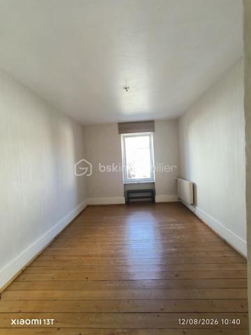 Superbe appartement F5/F6 entièrement rénové – Proche Place Saint-Joseph

Un appartement familial aux beaux volumes, idéal pour le télétravail, à proximité de la gare, du centre-ville et de toutes les commodités !

Idéalement situé à proximité immédiate de la Place Saint-Joseph, découvrez ce magnifique appartement F5/F6 entièrement rénové avec soin, offrant de beaux volumes, une belle luminosité et un agencement particulièrement fonctionnel.

Situé au 1er étage d'une petite copropriété de seulement 4 logements, cet appartement constitue un cadre de vie agréable et confortable, aussi bien pour une famille que pour un couple à la recherche d'espace.

Dès l'entrée, vous découvrirez une cuisine moderne entièrement équipée, ainsi qu'un vaste double salon-séjour, chaleureux et lumineux, idéal pour recevoir famille et amis ou simplement profiter d'un bel espace de vie au quotidien.

Un espace nuit modulable et adapté au télétravail

L'espace nuit se compose de quatre chambres, offrant de nombreuses possibilités d'aménagement.

Deux chambres indépendantes sont situées de part et d'autre du couloir, tandis que deux chambres supplémentaires, disposées en enfilade, peuvent être facilement adaptées selon vos besoins : chambre d'enfant, chambre d'amis, dressing ou bureau.

L'une de ces pièces peut notamment constituer un véritable espace bureau/dressing, particulièrement adapté aux personnes souhaitant travailler régulièrement ou à temps plein en télétravail, avec la possibilité de créer un espace de travail confortable, calme et séparé des pièces de vie.

La salle de bains dispose d'une douche, d'une baignoire et d'un meuble double vasque. Un WC séparé ainsi qu'un espace débarras complètent l'ensemble.

Des annexes pratiques et un agréable espace extérieur

Côté rangement, vous bénéficierez d'un grenier et d'une cave privatifs, offrant des espaces de stockage supplémentaires particulièrement appréciables au quotidien.

À l'arrière du bâtiment, un vaste jardin commun vient compléter les prestations de ce bien. Véritable havre de paix, cet espace verdoyant permet de profiter pleinement des beaux jours, de déjeuner à l'extérieur, de partager un repas en famille ou entre amis, ou tout simplement de se détendre à l'ombre des arbres.

Un emplacement recherché

L'appartement bénéficie également d'une situation particulièrement pratique, à proximité de la gare de Colmar, du centre-ville et de l'ensemble des commodités nécessaires au quotidien : commerces, services, écoles, transports et autres infrastructures.

Vous pourrez ainsi profiter d'un environnement agréable tout en ayant facilement accès au centre-ville et aux principaux points d'intérêt de Colmar.

Un bien rare sur le secteur, réunissant le charme de l'ancien, le confort d'une rénovation récente, de généreux volumes, un espace extérieur agréable et une localisation privilégiée.

À découvrir sans tarder !