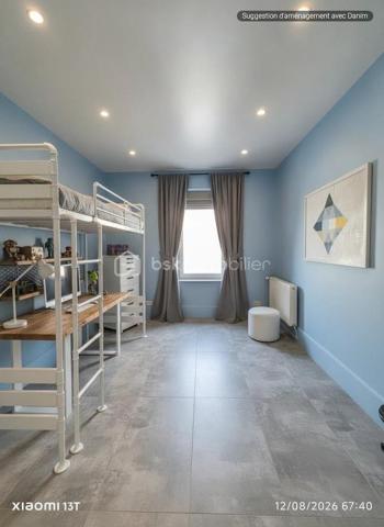 Superbe appartement F5/F6 entièrement rénové – Proche Place Saint-Joseph

Un appartement familial aux beaux volumes, idéal pour le télétravail, à proximité de la gare, du centre-ville et de toutes les commodités !

Idéalement situé à proximité immédiate de la Place Saint-Joseph, découvrez ce magnifique appartement F5/F6 entièrement rénové avec soin, offrant de beaux volumes, une belle luminosité et un agencement particulièrement fonctionnel.

Situé au 1er étage d'une petite copropriété de seulement 4 logements, cet appartement constitue un cadre de vie agréable et confortable, aussi bien pour une famille que pour un couple à la recherche d'espace.

Dès l'entrée, vous découvrirez une cuisine moderne entièrement équipée, ainsi qu'un vaste double salon-séjour, chaleureux et lumineux, idéal pour recevoir famille et amis ou simplement profiter d'un bel espace de vie au quotidien.

Un espace nuit modulable et adapté au télétravail

L'espace nuit se compose de quatre chambres, offrant de nombreuses possibilités d'aménagement.

Deux chambres indépendantes sont situées de part et d'autre du couloir, tandis que deux chambres supplémentaires, disposées en enfilade, peuvent être facilement adaptées selon vos besoins : chambre d'enfant, chambre d'amis, dressing ou bureau.

L'une de ces pièces peut notamment constituer un véritable espace bureau/dressing, particulièrement adapté aux personnes souhaitant travailler régulièrement ou à temps plein en télétravail, avec la possibilité de créer un espace de travail confortable, calme et séparé des pièces de vie.

La salle de bains dispose d'une douche, d'une baignoire et d'un meuble double vasque. Un WC séparé ainsi qu'un espace débarras complètent l'ensemble.

Des annexes pratiques et un agréable espace extérieur

Côté rangement, vous bénéficierez d'un grenier et d'une cave privatifs, offrant des espaces de stockage supplémentaires particulièrement appréciables au quotidien.

À l'arrière du bâtiment, un vaste jardin commun vient compléter les prestations de ce bien. Véritable havre de paix, cet espace verdoyant permet de profiter pleinement des beaux jours, de déjeuner à l'extérieur, de partager un repas en famille ou entre amis, ou tout simplement de se détendre à l'ombre des arbres.

Un emplacement recherché

L'appartement bénéficie également d'une situation particulièrement pratique, à proximité de la gare de Colmar, du centre-ville et de l'ensemble des commodités nécessaires au quotidien : commerces, services, écoles, transports et autres infrastructures.

Vous pourrez ainsi profiter d'un environnement agréable tout en ayant facilement accès au centre-ville et aux principaux points d'intérêt de Colmar.

Un bien rare sur le secteur, réunissant le charme de l'ancien, le confort d'une rénovation récente, de généreux volumes, un espace extérieur agréable et une localisation privilégiée.

À découvrir sans tarder !