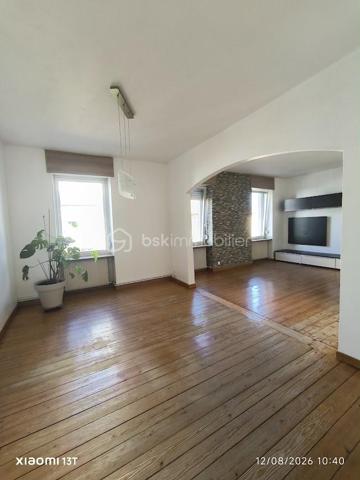 Superbe appartement F5/F6 entièrement rénové – Proche Place Saint-Joseph

Un appartement familial aux beaux volumes, idéal pour le télétravail, à proximité de la gare, du centre-ville et de toutes les commodités !

Idéalement situé à proximité immédiate de la Place Saint-Joseph, découvrez ce magnifique appartement F5/F6 entièrement rénové avec soin, offrant de beaux volumes, une belle luminosité et un agencement particulièrement fonctionnel.

Situé au 1er étage d'une petite copropriété de seulement 4 logements, cet appartement constitue un cadre de vie agréable et confortable, aussi bien pour une famille que pour un couple à la recherche d'espace.

Dès l'entrée, vous découvrirez une cuisine moderne entièrement équipée, ainsi qu'un vaste double salon-séjour, chaleureux et lumineux, idéal pour recevoir famille et amis ou simplement profiter d'un bel espace de vie au quotidien.

Un espace nuit modulable et adapté au télétravail

L'espace nuit se compose de quatre chambres, offrant de nombreuses possibilités d'aménagement.

Deux chambres indépendantes sont situées de part et d'autre du couloir, tandis que deux chambres supplémentaires, disposées en enfilade, peuvent être facilement adaptées selon vos besoins : chambre d'enfant, chambre d'amis, dressing ou bureau.

L'une de ces pièces peut notamment constituer un véritable espace bureau/dressing, particulièrement adapté aux personnes souhaitant travailler régulièrement ou à temps plein en télétravail, avec la possibilité de créer un espace de travail confortable, calme et séparé des pièces de vie.

La salle de bains dispose d'une douche, d'une baignoire et d'un meuble double vasque. Un WC séparé ainsi qu'un espace débarras complètent l'ensemble.

Des annexes pratiques et un agréable espace extérieur

Côté rangement, vous bénéficierez d'un grenier et d'une cave privatifs, offrant des espaces de stockage supplémentaires particulièrement appréciables au quotidien.

À l'arrière du bâtiment, un vaste jardin commun vient compléter les prestations de ce bien. Véritable havre de paix, cet espace verdoyant permet de profiter pleinement des beaux jours, de déjeuner à l'extérieur, de partager un repas en famille ou entre amis, ou tout simplement de se détendre à l'ombre des arbres.

Un emplacement recherché

L'appartement bénéficie également d'une situation particulièrement pratique, à proximité de la gare de Colmar, du centre-ville et de l'ensemble des commodités nécessaires au quotidien : commerces, services, écoles, transports et autres infrastructures.

Vous pourrez ainsi profiter d'un environnement agréable tout en ayant facilement accès au centre-ville et aux principaux points d'intérêt de Colmar.

Un bien rare sur le secteur, réunissant le charme de l'ancien, le confort d'une rénovation récente, de généreux volumes, un espace extérieur agréable et une localisation privilégiée.

À découvrir sans tarder !