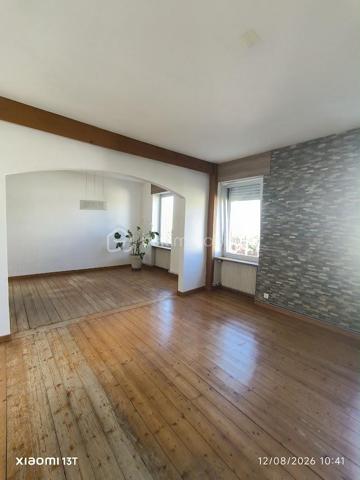 Superbe appartement F5/F6 entièrement rénové – Proche Place Saint-Joseph

Un appartement familial aux beaux volumes, idéal pour le télétravail, à proximité de la gare, du centre-ville et de toutes les commodités !

Idéalement situé à proximité immédiate de la Place Saint-Joseph, découvrez ce magnifique appartement F5/F6 entièrement rénové avec soin, offrant de beaux volumes, une belle luminosité et un agencement particulièrement fonctionnel.

Situé au 1er étage d'une petite copropriété de seulement 4 logements, cet appartement constitue un cadre de vie agréable et confortable, aussi bien pour une famille que pour un couple à la recherche d'espace.

Dès l'entrée, vous découvrirez une cuisine moderne entièrement équipée, ainsi qu'un vaste double salon-séjour, chaleureux et lumineux, idéal pour recevoir famille et amis ou simplement profiter d'un bel espace de vie au quotidien.

Un espace nuit modulable et adapté au télétravail

L'espace nuit se compose de quatre chambres, offrant de nombreuses possibilités d'aménagement.

Deux chambres indépendantes sont situées de part et d'autre du couloir, tandis que deux chambres supplémentaires, disposées en enfilade, peuvent être facilement adaptées selon vos besoins : chambre d'enfant, chambre d'amis, dressing ou bureau.

L'une de ces pièces peut notamment constituer un véritable espace bureau/dressing, particulièrement adapté aux personnes souhaitant travailler régulièrement ou à temps plein en télétravail, avec la possibilité de créer un espace de travail confortable, calme et séparé des pièces de vie.

La salle de bains dispose d'une douche, d'une baignoire et d'un meuble double vasque. Un WC séparé ainsi qu'un espace débarras complètent l'ensemble.

Des annexes pratiques et un agréable espace extérieur

Côté rangement, vous bénéficierez d'un grenier et d'une cave privatifs, offrant des espaces de stockage supplémentaires particulièrement appréciables au quotidien.

À l'arrière du bâtiment, un vaste jardin commun vient compléter les prestations de ce bien. Véritable havre de paix, cet espace verdoyant permet de profiter pleinement des beaux jours, de déjeuner à l'extérieur, de partager un repas en famille ou entre amis, ou tout simplement de se détendre à l'ombre des arbres.

Un emplacement recherché

L'appartement bénéficie également d'une situation particulièrement pratique, à proximité de la gare de Colmar, du centre-ville et de l'ensemble des commodités nécessaires au quotidien : commerces, services, écoles, transports et autres infrastructures.

Vous pourrez ainsi profiter d'un environnement agréable tout en ayant facilement accès au centre-ville et aux principaux points d'intérêt de Colmar.

Un bien rare sur le secteur, réunissant le charme de l'ancien, le confort d'une rénovation récente, de généreux volumes, un espace extérieur agréable et une localisation privilégiée.

À découvrir sans tarder !