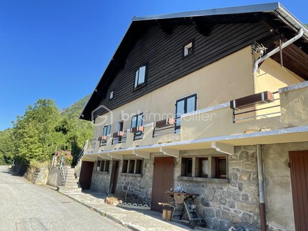 Belle opportunité pour cette maison de 112m² située dans un petit hameau de St Michel de Maurienne !
Bâtie sur 3 niveaux, celle ci possède un fort potentiel d'agrandissement ou de création de plusieurs appartements à l'intérieur.
Au rez de chaussée, se trouvent un sous sol avec une buanderie, un atelier, une cave et un garage.
Au premier, se situe un salon, une vaste salle à manger, une cuisine, une chambre, une salle de bains et un wc.
Au second, se trouvent 2 chambres, ainsi que trois autres vastes pièces aménageables.
Le terrain fait le tour de la maison et comporte une grande terrasse.
A une centaine de mètres, dans une voie sans issue, la maison possède également un terrain de 651m².
La maison est à rafraichir dans son ensemble. Le toit est en bon état, et isolé.
Le mode de chauffage sera à remplacer. Actuellement il y a une cheminée, et une chaudière à fuel qui ne fonctionne plus.
