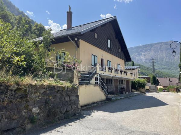 Belle opportunité pour cette maison de 112m² située dans un petit hameau de St Michel de Maurienne !
Bâtie sur 3 niveaux, celle ci possède un fort potentiel d'agrandissement ou de création de plusieurs appartements à l'intérieur.
Au rez de chaussée, se trouvent un sous sol avec une buanderie, un atelier, une cave et un garage.
Au premier, se situe un salon, une vaste salle à manger, une cuisine, une chambre, une salle de bains et un wc.
Au second, se trouvent 2 chambres, ainsi que trois autres vastes pièces aménageables.
Le terrain fait le tour de la maison et comporte une grande terrasse.
A une centaine de mètres, dans une voie sans issue, la maison possède également un terrain de 651m².
La maison est à rafraichir dans son ensemble. Le toit est en bon état, et isolé.
Le mode de chauffage sera à remplacer. Actuellement il y a une cheminée, et une chaudière à fuel qui ne fonctionne plus.