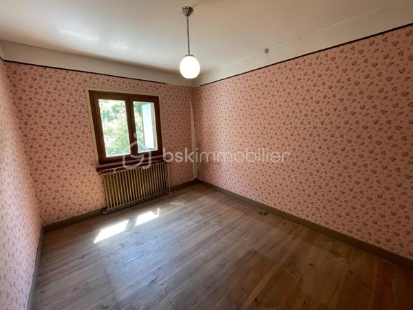 Belle opportunité pour cette maison de 112m² située dans un petit hameau de St Michel de Maurienne !
Bâtie sur 3 niveaux, celle ci possède un fort potentiel d'agrandissement ou de création de plusieurs appartements à l'intérieur.
Au rez de chaussée, se trouvent un sous sol avec une buanderie, un atelier, une cave et un garage.
Au premier, se situe un salon, une vaste salle à manger, une cuisine, une chambre, une salle de bains et un wc.
Au second, se trouvent 2 chambres, ainsi que trois autres vastes pièces aménageables.
Le terrain fait le tour de la maison et comporte une grande terrasse.
A une centaine de mètres, dans une voie sans issue, la maison possède également un terrain de 651m².
La maison est à rafraichir dans son ensemble. Le toit est en bon état, et isolé.
Le mode de chauffage sera à remplacer. Actuellement il y a une cheminée, et une chaudière à fuel qui ne fonctionne plus.