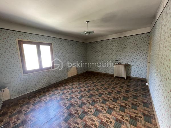 Belle opportunité pour cette maison de 112m² située dans un petit hameau de St Michel de Maurienne !
Bâtie sur 3 niveaux, celle ci possède un fort potentiel d'agrandissement ou de création de plusieurs appartements à l'intérieur.
Au rez de chaussée, se trouvent un sous sol avec une buanderie, un atelier, une cave et un garage.
Au premier, se situe un salon, une vaste salle à manger, une cuisine, une chambre, une salle de bains et un wc.
Au second, se trouvent 2 chambres, ainsi que trois autres vastes pièces aménageables.
Le terrain fait le tour de la maison et comporte une grande terrasse.
A une centaine de mètres, dans une voie sans issue, la maison possède également un terrain de 651m².
La maison est à rafraichir dans son ensemble. Le toit est en bon état, et isolé.
Le mode de chauffage sera à remplacer. Actuellement il y a une cheminée, et une chaudière à fuel qui ne fonctionne plus.