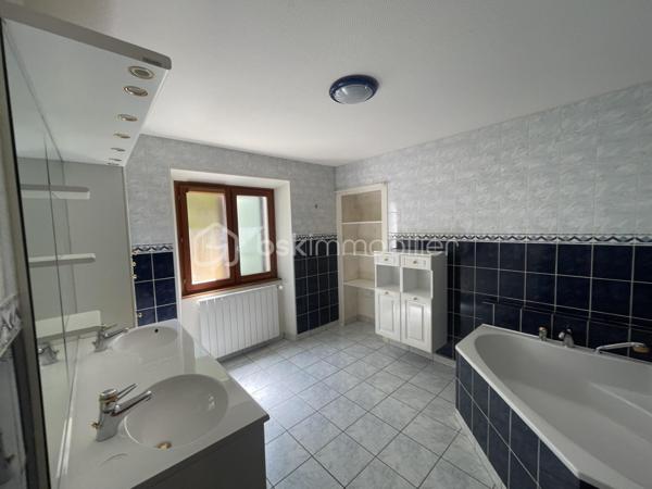 Belle opportunité pour cette maison de 112m² située dans un petit hameau de St Michel de Maurienne !
Bâtie sur 3 niveaux, celle ci possède un fort potentiel d'agrandissement ou de création de plusieurs appartements à l'intérieur.
Au rez de chaussée, se trouvent un sous sol avec une buanderie, un atelier, une cave et un garage.
Au premier, se situe un salon, une vaste salle à manger, une cuisine, une chambre, une salle de bains et un wc.
Au second, se trouvent 2 chambres, ainsi que trois autres vastes pièces aménageables.
Le terrain fait le tour de la maison et comporte une grande terrasse.
A une centaine de mètres, dans une voie sans issue, la maison possède également un terrain de 651m².
La maison est à rafraichir dans son ensemble. Le toit est en bon état, et isolé.
Le mode de chauffage sera à remplacer. Actuellement il y a une cheminée, et une chaudière à fuel qui ne fonctionne plus.