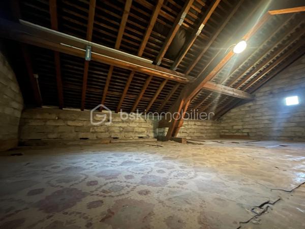 Belle opportunité pour cette maison de 112m² située dans un petit hameau de St Michel de Maurienne !
Bâtie sur 3 niveaux, celle ci possède un fort potentiel d'agrandissement ou de création de plusieurs appartements à l'intérieur.
Au rez de chaussée, se trouvent un sous sol avec une buanderie, un atelier, une cave et un garage.
Au premier, se situe un salon, une vaste salle à manger, une cuisine, une chambre, une salle de bains et un wc.
Au second, se trouvent 2 chambres, ainsi que trois autres vastes pièces aménageables.
Le terrain fait le tour de la maison et comporte une grande terrasse.
A une centaine de mètres, dans une voie sans issue, la maison possède également un terrain de 651m².
La maison est à rafraichir dans son ensemble. Le toit est en bon état, et isolé.
Le mode de chauffage sera à remplacer. Actuellement il y a une cheminée, et une chaudière à fuel qui ne fonctionne plus.