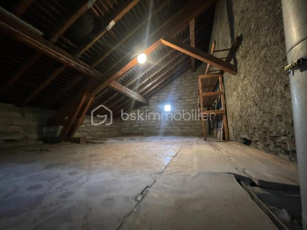 Belle opportunité pour cette maison de 112m² située dans un petit hameau de St Michel de Maurienne !
Bâtie sur 3 niveaux, celle ci possède un fort potentiel d'agrandissement ou de création de plusieurs appartements à l'intérieur.
Au rez de chaussée, se trouvent un sous sol avec une buanderie, un atelier, une cave et un garage.
Au premier, se situe un salon, une vaste salle à manger, une cuisine, une chambre, une salle de bains et un wc.
Au second, se trouvent 2 chambres, ainsi que trois autres vastes pièces aménageables.
Le terrain fait le tour de la maison et comporte une grande terrasse.
A une centaine de mètres, dans une voie sans issue, la maison possède également un terrain de 651m².
La maison est à rafraichir dans son ensemble. Le toit est en bon état, et isolé.
Le mode de chauffage sera à remplacer. Actuellement il y a une cheminée, et une chaudière à fuel qui ne fonctionne plus.
