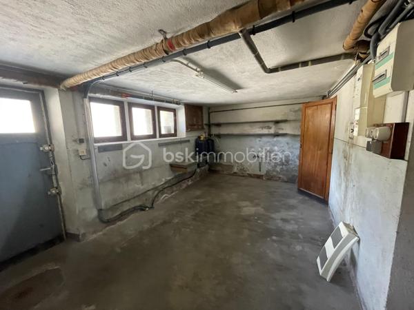 Belle opportunité pour cette maison de 112m² située dans un petit hameau de St Michel de Maurienne !
Bâtie sur 3 niveaux, celle ci possède un fort potentiel d'agrandissement ou de création de plusieurs appartements à l'intérieur.
Au rez de chaussée, se trouvent un sous sol avec une buanderie, un atelier, une cave et un garage.
Au premier, se situe un salon, une vaste salle à manger, une cuisine, une chambre, une salle de bains et un wc.
Au second, se trouvent 2 chambres, ainsi que trois autres vastes pièces aménageables.
Le terrain fait le tour de la maison et comporte une grande terrasse.
A une centaine de mètres, dans une voie sans issue, la maison possède également un terrain de 651m².
La maison est à rafraichir dans son ensemble. Le toit est en bon état, et isolé.
Le mode de chauffage sera à remplacer. Actuellement il y a une cheminée, et une chaudière à fuel qui ne fonctionne plus.