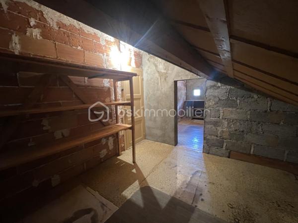 Belle opportunité pour cette maison de 112m² située dans un petit hameau de St Michel de Maurienne !
Bâtie sur 3 niveaux, celle ci possède un fort potentiel d'agrandissement ou de création de plusieurs appartements à l'intérieur.
Au rez de chaussée, se trouvent un sous sol avec une buanderie, un atelier, une cave et un garage.
Au premier, se situe un salon, une vaste salle à manger, une cuisine, une chambre, une salle de bains et un wc.
Au second, se trouvent 2 chambres, ainsi que trois autres vastes pièces aménageables.
Le terrain fait le tour de la maison et comporte une grande terrasse.
A une centaine de mètres, dans une voie sans issue, la maison possède également un terrain de 651m².
La maison est à rafraichir dans son ensemble. Le toit est en bon état, et isolé.
Le mode de chauffage sera à remplacer. Actuellement il y a une cheminée, et une chaudière à fuel qui ne fonctionne plus.