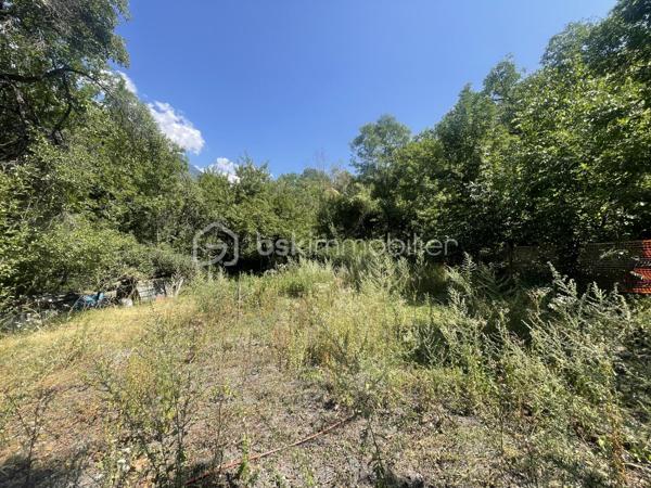 Belle opportunité pour cette maison de 112m² située dans un petit hameau de St Michel de Maurienne !
Bâtie sur 3 niveaux, celle ci possède un fort potentiel d'agrandissement ou de création de plusieurs appartements à l'intérieur.
Au rez de chaussée, se trouvent un sous sol avec une buanderie, un atelier, une cave et un garage.
Au premier, se situe un salon, une vaste salle à manger, une cuisine, une chambre, une salle de bains et un wc.
Au second, se trouvent 2 chambres, ainsi que trois autres vastes pièces aménageables.
Le terrain fait le tour de la maison et comporte une grande terrasse.
A une centaine de mètres, dans une voie sans issue, la maison possède également un terrain de 651m².
La maison est à rafraichir dans son ensemble. Le toit est en bon état, et isolé.
Le mode de chauffage sera à remplacer. Actuellement il y a une cheminée, et une chaudière à fuel qui ne fonctionne plus.