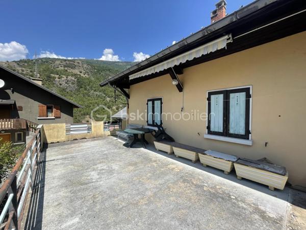 Belle opportunité pour cette maison de 112m² située dans un petit hameau de St Michel de Maurienne !
Bâtie sur 3 niveaux, celle ci possède un fort potentiel d'agrandissement ou de création de plusieurs appartements à l'intérieur.
Au rez de chaussée, se trouvent un sous sol avec une buanderie, un atelier, une cave et un garage.
Au premier, se situe un salon, une vaste salle à manger, une cuisine, une chambre, une salle de bains et un wc.
Au second, se trouvent 2 chambres, ainsi que trois autres vastes pièces aménageables.
Le terrain fait le tour de la maison et comporte une grande terrasse.
A une centaine de mètres, dans une voie sans issue, la maison possède également un terrain de 651m².
La maison est à rafraichir dans son ensemble. Le toit est en bon état, et isolé.
Le mode de chauffage sera à remplacer. Actuellement il y a une cheminée, et une chaudière à fuel qui ne fonctionne plus.