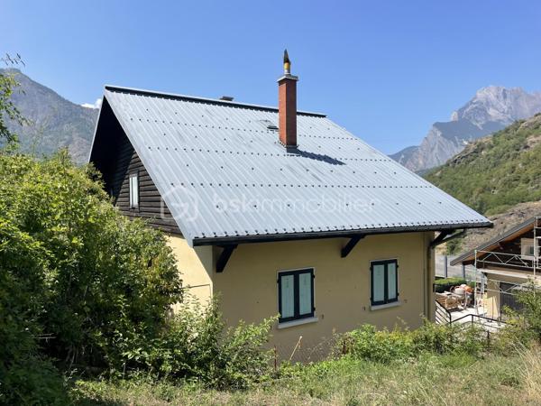 Belle opportunité pour cette maison de 112m² située dans un petit hameau de St Michel de Maurienne !
Bâtie sur 3 niveaux, celle ci possède un fort potentiel d'agrandissement ou de création de plusieurs appartements à l'intérieur.
Au rez de chaussée, se trouvent un sous sol avec une buanderie, un atelier, une cave et un garage.
Au premier, se situe un salon, une vaste salle à manger, une cuisine, une chambre, une salle de bains et un wc.
Au second, se trouvent 2 chambres, ainsi que trois autres vastes pièces aménageables.
Le terrain fait le tour de la maison et comporte une grande terrasse.
A une centaine de mètres, dans une voie sans issue, la maison possède également un terrain de 651m².
La maison est à rafraichir dans son ensemble. Le toit est en bon état, et isolé.
Le mode de chauffage sera à remplacer. Actuellement il y a une cheminée, et une chaudière à fuel qui ne fonctionne plus.