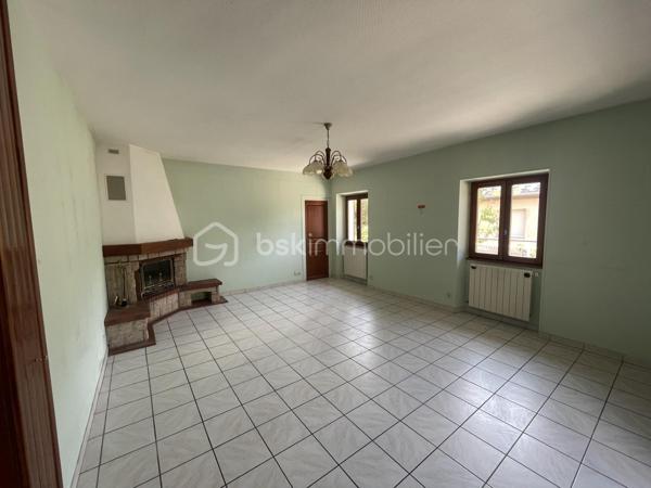 Belle opportunité pour cette maison de 112m² située dans un petit hameau de St Michel de Maurienne !
Bâtie sur 3 niveaux, celle ci possède un fort potentiel d'agrandissement ou de création de plusieurs appartements à l'intérieur.
Au rez de chaussée, se trouvent un sous sol avec une buanderie, un atelier, une cave et un garage.
Au premier, se situe un salon, une vaste salle à manger, une cuisine, une chambre, une salle de bains et un wc.
Au second, se trouvent 2 chambres, ainsi que trois autres vastes pièces aménageables.
Le terrain fait le tour de la maison et comporte une grande terrasse.
A une centaine de mètres, dans une voie sans issue, la maison possède également un terrain de 651m².
La maison est à rafraichir dans son ensemble. Le toit est en bon état, et isolé.
Le mode de chauffage sera à remplacer. Actuellement il y a une cheminée, et une chaudière à fuel qui ne fonctionne plus.