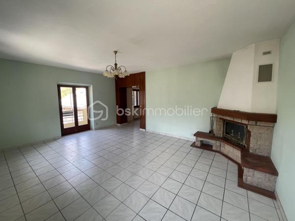 Belle opportunité pour cette maison de 112m² située dans un petit hameau de St Michel de Maurienne !
Bâtie sur 3 niveaux, celle ci possède un fort potentiel d'agrandissement ou de création de plusieurs appartements à l'intérieur.
Au rez de chaussée, se trouvent un sous sol avec une buanderie, un atelier, une cave et un garage.
Au premier, se situe un salon, une vaste salle à manger, une cuisine, une chambre, une salle de bains et un wc.
Au second, se trouvent 2 chambres, ainsi que trois autres vastes pièces aménageables.
Le terrain fait le tour de la maison et comporte une grande terrasse.
A une centaine de mètres, dans une voie sans issue, la maison possède également un terrain de 651m².
La maison est à rafraichir dans son ensemble. Le toit est en bon état, et isolé.
Le mode de chauffage sera à remplacer. Actuellement il y a une cheminée, et une chaudière à fuel qui ne fonctionne plus.