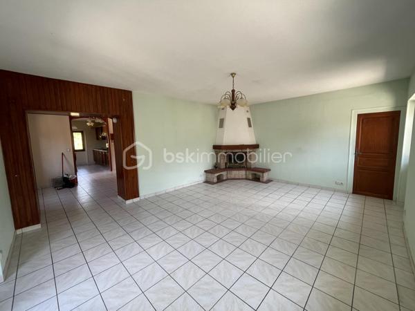Belle opportunité pour cette maison de 112m² située dans un petit hameau de St Michel de Maurienne !
Bâtie sur 3 niveaux, celle ci possède un fort potentiel d'agrandissement ou de création de plusieurs appartements à l'intérieur.
Au rez de chaussée, se trouvent un sous sol avec une buanderie, un atelier, une cave et un garage.
Au premier, se situe un salon, une vaste salle à manger, une cuisine, une chambre, une salle de bains et un wc.
Au second, se trouvent 2 chambres, ainsi que trois autres vastes pièces aménageables.
Le terrain fait le tour de la maison et comporte une grande terrasse.
A une centaine de mètres, dans une voie sans issue, la maison possède également un terrain de 651m².
La maison est à rafraichir dans son ensemble. Le toit est en bon état, et isolé.
Le mode de chauffage sera à remplacer. Actuellement il y a une cheminée, et une chaudière à fuel qui ne fonctionne plus.