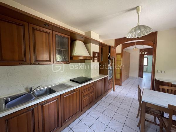 Belle opportunité pour cette maison de 112m² située dans un petit hameau de St Michel de Maurienne !
Bâtie sur 3 niveaux, celle ci possède un fort potentiel d'agrandissement ou de création de plusieurs appartements à l'intérieur.
Au rez de chaussée, se trouvent un sous sol avec une buanderie, un atelier, une cave et un garage.
Au premier, se situe un salon, une vaste salle à manger, une cuisine, une chambre, une salle de bains et un wc.
Au second, se trouvent 2 chambres, ainsi que trois autres vastes pièces aménageables.
Le terrain fait le tour de la maison et comporte une grande terrasse.
A une centaine de mètres, dans une voie sans issue, la maison possède également un terrain de 651m².
La maison est à rafraichir dans son ensemble. Le toit est en bon état, et isolé.
Le mode de chauffage sera à remplacer. Actuellement il y a une cheminée, et une chaudière à fuel qui ne fonctionne plus.