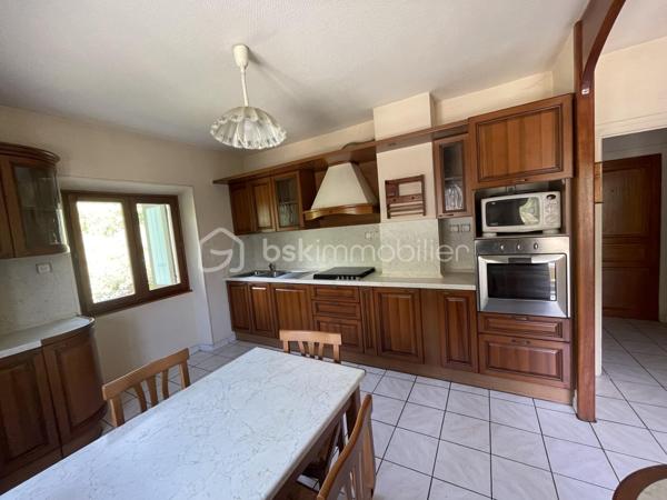 Belle opportunité pour cette maison de 112m² située dans un petit hameau de St Michel de Maurienne !
Bâtie sur 3 niveaux, celle ci possède un fort potentiel d'agrandissement ou de création de plusieurs appartements à l'intérieur.
Au rez de chaussée, se trouvent un sous sol avec une buanderie, un atelier, une cave et un garage.
Au premier, se situe un salon, une vaste salle à manger, une cuisine, une chambre, une salle de bains et un wc.
Au second, se trouvent 2 chambres, ainsi que trois autres vastes pièces aménageables.
Le terrain fait le tour de la maison et comporte une grande terrasse.
A une centaine de mètres, dans une voie sans issue, la maison possède également un terrain de 651m².
La maison est à rafraichir dans son ensemble. Le toit est en bon état, et isolé.
Le mode de chauffage sera à remplacer. Actuellement il y a une cheminée, et une chaudière à fuel qui ne fonctionne plus.