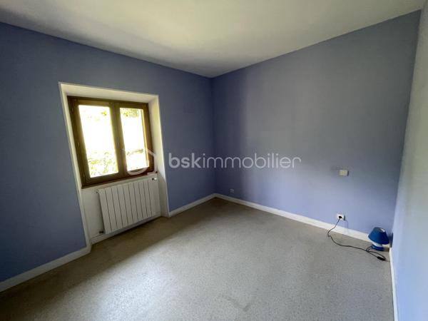 Belle opportunité pour cette maison de 112m² située dans un petit hameau de St Michel de Maurienne !
Bâtie sur 3 niveaux, celle ci possède un fort potentiel d'agrandissement ou de création de plusieurs appartements à l'intérieur.
Au rez de chaussée, se trouvent un sous sol avec une buanderie, un atelier, une cave et un garage.
Au premier, se situe un salon, une vaste salle à manger, une cuisine, une chambre, une salle de bains et un wc.
Au second, se trouvent 2 chambres, ainsi que trois autres vastes pièces aménageables.
Le terrain fait le tour de la maison et comporte une grande terrasse.
A une centaine de mètres, dans une voie sans issue, la maison possède également un terrain de 651m².
La maison est à rafraichir dans son ensemble. Le toit est en bon état, et isolé.
Le mode de chauffage sera à remplacer. Actuellement il y a une cheminée, et une chaudière à fuel qui ne fonctionne plus.