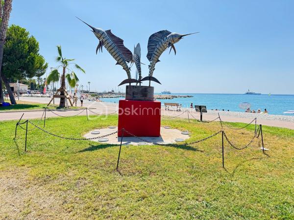 Idéalement situé au cœur du Cros de Cagnes, à quelques minutes à pied de la mer et à proximité immédiate des commerces, restaurants et commodités, découvrez ce grand 2 pièces traversant d’environ 57 m²
Situé en rez-de-chaussée surélevé, l’appartement offre de beaux volumes et une distribution fonctionnelle :

* séjour de 21 m² ;
* chambre de 13 m² ;
* cuisine indépendante de 6 m² ouvrant sur la loggia de 5m2 
* salle de bains 3.4 m² ;
* WC séparés.
* Placards.

Des travaux de rénovation sont à prévoir (notamment électricité et modernisation générale), permettant de repenser l’appartement et de l’aménager entièrement à son goût.

La résidence bénéficie de charges maîtrisées d’environ 2 340 € par an, comprenant notamment le chauffage collectif, l’eau froide et les services d’un gardien.

Le chauffage collectif est équipé de répartiteurs individuels, permettant une facturation tenant compte de la consommation de chaque logement.

Une cave de 4 m² complète ce bien.

Un appartement à fort potentiel, idéalement placé pour profiter pleinement de la vie du Cros de Cagnes et de la proximité immédiate de la mer.

Photos retouchées par intelligence artificielle à des fins de présentation.