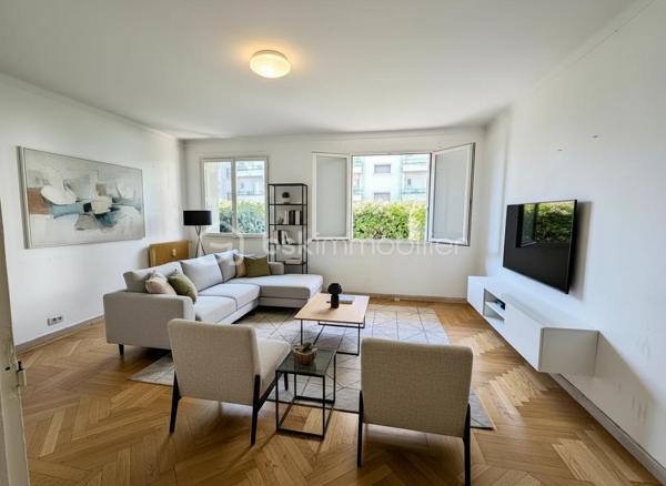 Idéalement situé au cœur du Cros de Cagnes, à quelques minutes à pied de la mer et à proximité immédiate des commerces, restaurants et commodités, découvrez ce grand 2 pièces traversant d’environ 57 m²
Situé en rez-de-chaussée surélevé, l’appartement offre de beaux volumes et une distribution fonctionnelle :

* séjour de 21 m² ;
* chambre de 13 m² ;
* cuisine indépendante de 6 m² ouvrant sur la loggia de 5m2 
* salle de bains 3.4 m² ;
* WC séparés.
* Placards.

Des travaux de rénovation sont à prévoir (notamment électricité et modernisation générale), permettant de repenser l’appartement et de l’aménager entièrement à son goût.

La résidence bénéficie de charges maîtrisées d’environ 2 340 € par an, comprenant notamment le chauffage collectif, l’eau froide et les services d’un gardien.

Le chauffage collectif est équipé de répartiteurs individuels, permettant une facturation tenant compte de la consommation de chaque logement.

Une cave de 4 m² complète ce bien.

Un appartement à fort potentiel, idéalement placé pour profiter pleinement de la vie du Cros de Cagnes et de la proximité immédiate de la mer.

Photos retouchées par intelligence artificielle à des fins de présentation.