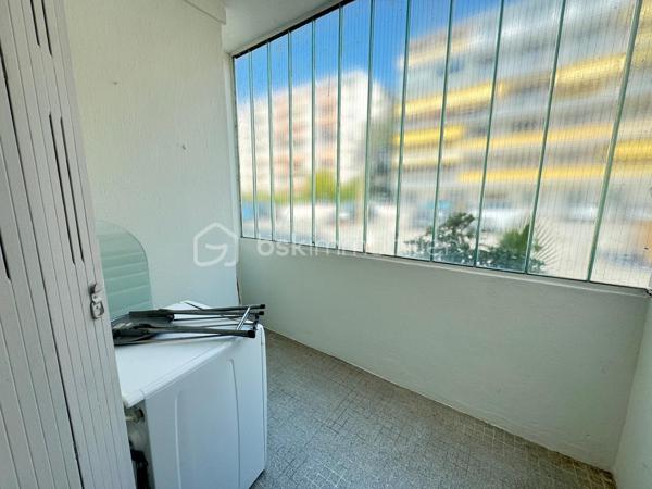 Idéalement situé au cœur du Cros de Cagnes, à quelques minutes à pied de la mer et à proximité immédiate des commerces, restaurants et commodités, découvrez ce grand 2 pièces traversant d’environ 57 m²
Situé en rez-de-chaussée surélevé, l’appartement offre de beaux volumes et une distribution fonctionnelle :

* séjour de 21 m² ;
* chambre de 13 m² ;
* cuisine indépendante de 6 m² ouvrant sur la loggia de 5m2 
* salle de bains 3.4 m² ;
* WC séparés.
* Placards.

Des travaux de rénovation sont à prévoir (notamment électricité et modernisation générale), permettant de repenser l’appartement et de l’aménager entièrement à son goût.

La résidence bénéficie de charges maîtrisées d’environ 2 340 € par an, comprenant notamment le chauffage collectif, l’eau froide et les services d’un gardien.

Le chauffage collectif est équipé de répartiteurs individuels, permettant une facturation tenant compte de la consommation de chaque logement.

Une cave de 4 m² complète ce bien.

Un appartement à fort potentiel, idéalement placé pour profiter pleinement de la vie du Cros de Cagnes et de la proximité immédiate de la mer.

Photos retouchées par intelligence artificielle à des fins de présentation.