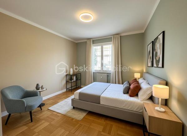 Idéalement situé au cœur du Cros de Cagnes, à quelques minutes à pied de la mer et à proximité immédiate des commerces, restaurants et commodités, découvrez ce grand 2 pièces traversant d’environ 57 m²
Situé en rez-de-chaussée surélevé, l’appartement offre de beaux volumes et une distribution fonctionnelle :

* séjour de 21 m² ;
* chambre de 13 m² ;
* cuisine indépendante de 6 m² ouvrant sur la loggia de 5m2 
* salle de bains 3.4 m² ;
* WC séparés.
* Placards.

Des travaux de rénovation sont à prévoir (notamment électricité et modernisation générale), permettant de repenser l’appartement et de l’aménager entièrement à son goût.

La résidence bénéficie de charges maîtrisées d’environ 2 340 € par an, comprenant notamment le chauffage collectif, l’eau froide et les services d’un gardien.

Le chauffage collectif est équipé de répartiteurs individuels, permettant une facturation tenant compte de la consommation de chaque logement.

Une cave de 4 m² complète ce bien.

Un appartement à fort potentiel, idéalement placé pour profiter pleinement de la vie du Cros de Cagnes et de la proximité immédiate de la mer.

Photos retouchées par intelligence artificielle à des fins de présentation.