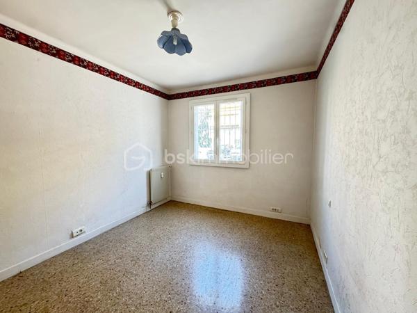 Idéalement situé au cœur du Cros de Cagnes, à quelques minutes à pied de la mer et à proximité immédiate des commerces, restaurants et commodités, découvrez ce grand 2 pièces traversant d’environ 57 m²
Situé en rez-de-chaussée surélevé, l’appartement offre de beaux volumes et une distribution fonctionnelle :

* séjour de 21 m² ;
* chambre de 13 m² ;
* cuisine indépendante de 6 m² ouvrant sur la loggia de 5m2 
* salle de bains 3.4 m² ;
* WC séparés.
* Placards.

Des travaux de rénovation sont à prévoir (notamment électricité et modernisation générale), permettant de repenser l’appartement et de l’aménager entièrement à son goût.

La résidence bénéficie de charges maîtrisées d’environ 2 340 € par an, comprenant notamment le chauffage collectif, l’eau froide et les services d’un gardien.

Le chauffage collectif est équipé de répartiteurs individuels, permettant une facturation tenant compte de la consommation de chaque logement.

Une cave de 4 m² complète ce bien.

Un appartement à fort potentiel, idéalement placé pour profiter pleinement de la vie du Cros de Cagnes et de la proximité immédiate de la mer.

Photos retouchées par intelligence artificielle à des fins de présentation.