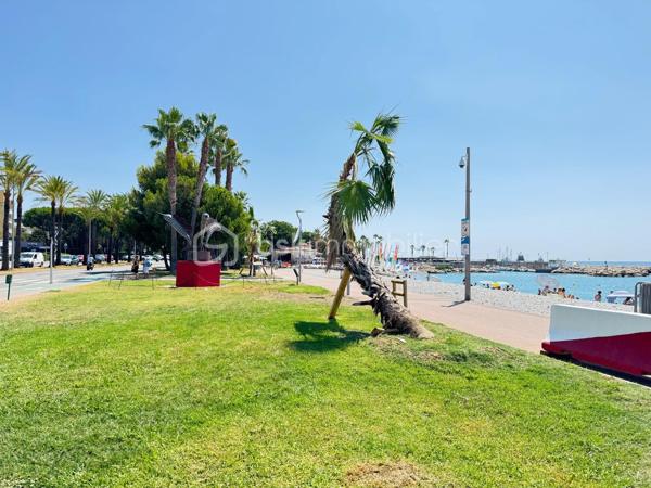 Idéalement situé au cœur du Cros de Cagnes, à quelques minutes à pied de la mer et à proximité immédiate des commerces, restaurants et commodités, découvrez ce grand 2 pièces traversant d’environ 57 m²
Situé en rez-de-chaussée surélevé, l’appartement offre de beaux volumes et une distribution fonctionnelle :

* séjour de 21 m² ;
* chambre de 13 m² ;
* cuisine indépendante de 6 m² ouvrant sur la loggia de 5m2 
* salle de bains 3.4 m² ;
* WC séparés.
* Placards.

Des travaux de rénovation sont à prévoir (notamment électricité et modernisation générale), permettant de repenser l’appartement et de l’aménager entièrement à son goût.

La résidence bénéficie de charges maîtrisées d’environ 2 340 € par an, comprenant notamment le chauffage collectif, l’eau froide et les services d’un gardien.

Le chauffage collectif est équipé de répartiteurs individuels, permettant une facturation tenant compte de la consommation de chaque logement.

Une cave de 4 m² complète ce bien.

Un appartement à fort potentiel, idéalement placé pour profiter pleinement de la vie du Cros de Cagnes et de la proximité immédiate de la mer.

Photos retouchées par intelligence artificielle à des fins de présentation.