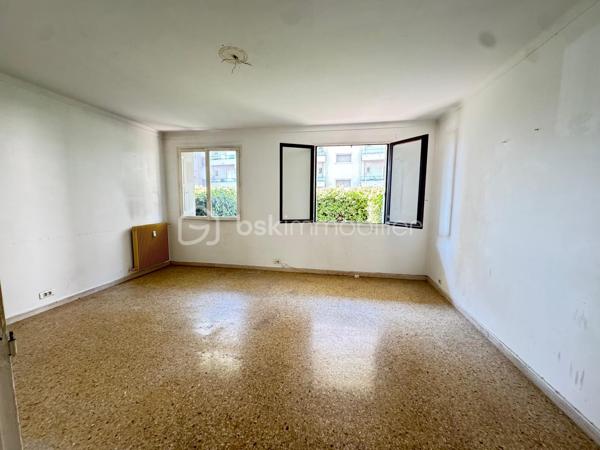 Idéalement situé au cœur du Cros de Cagnes, à quelques minutes à pied de la mer et à proximité immédiate des commerces, restaurants et commodités, découvrez ce grand 2 pièces traversant d’environ 57 m²
Situé en rez-de-chaussée surélevé, l’appartement offre de beaux volumes et une distribution fonctionnelle :

* séjour de 21 m² ;
* chambre de 13 m² ;
* cuisine indépendante de 6 m² ouvrant sur la loggia de 5m2 
* salle de bains 3.4 m² ;
* WC séparés.
* Placards.

Des travaux de rénovation sont à prévoir (notamment électricité et modernisation générale), permettant de repenser l’appartement et de l’aménager entièrement à son goût.

La résidence bénéficie de charges maîtrisées d’environ 2 340 € par an, comprenant notamment le chauffage collectif, l’eau froide et les services d’un gardien.

Le chauffage collectif est équipé de répartiteurs individuels, permettant une facturation tenant compte de la consommation de chaque logement.

Une cave de 4 m² complète ce bien.

Un appartement à fort potentiel, idéalement placé pour profiter pleinement de la vie du Cros de Cagnes et de la proximité immédiate de la mer.

Photos retouchées par intelligence artificielle à des fins de présentation.