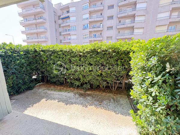 Idéalement situé au cœur du Cros de Cagnes, à quelques minutes à pied de la mer et à proximité immédiate des commerces, restaurants et commodités, découvrez ce grand 2 pièces traversant d’environ 57 m²
Situé en rez-de-chaussée surélevé, l’appartement offre de beaux volumes et une distribution fonctionnelle :

* séjour de 21 m² ;
* chambre de 13 m² ;
* cuisine indépendante de 6 m² ouvrant sur la loggia de 5m2 
* salle de bains 3.4 m² ;
* WC séparés.
* Placards.

Des travaux de rénovation sont à prévoir (notamment électricité et modernisation générale), permettant de repenser l’appartement et de l’aménager entièrement à son goût.

La résidence bénéficie de charges maîtrisées d’environ 2 340 € par an, comprenant notamment le chauffage collectif, l’eau froide et les services d’un gardien.

Le chauffage collectif est équipé de répartiteurs individuels, permettant une facturation tenant compte de la consommation de chaque logement.

Une cave de 4 m² complète ce bien.

Un appartement à fort potentiel, idéalement placé pour profiter pleinement de la vie du Cros de Cagnes et de la proximité immédiate de la mer.

Photos retouchées par intelligence artificielle à des fins de présentation.
