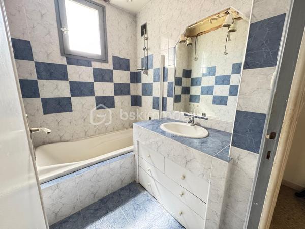 Idéalement situé au cœur du Cros de Cagnes, à quelques minutes à pied de la mer et à proximité immédiate des commerces, restaurants et commodités, découvrez ce grand 2 pièces traversant d’environ 57 m²
Situé en rez-de-chaussée surélevé, l’appartement offre de beaux volumes et une distribution fonctionnelle :

* séjour de 21 m² ;
* chambre de 13 m² ;
* cuisine indépendante de 6 m² ouvrant sur la loggia de 5m2 
* salle de bains 3.4 m² ;
* WC séparés.
* Placards.

Des travaux de rénovation sont à prévoir (notamment électricité et modernisation générale), permettant de repenser l’appartement et de l’aménager entièrement à son goût.

La résidence bénéficie de charges maîtrisées d’environ 2 340 € par an, comprenant notamment le chauffage collectif, l’eau froide et les services d’un gardien.

Le chauffage collectif est équipé de répartiteurs individuels, permettant une facturation tenant compte de la consommation de chaque logement.

Une cave de 4 m² complète ce bien.

Un appartement à fort potentiel, idéalement placé pour profiter pleinement de la vie du Cros de Cagnes et de la proximité immédiate de la mer.

Photos retouchées par intelligence artificielle à des fins de présentation.