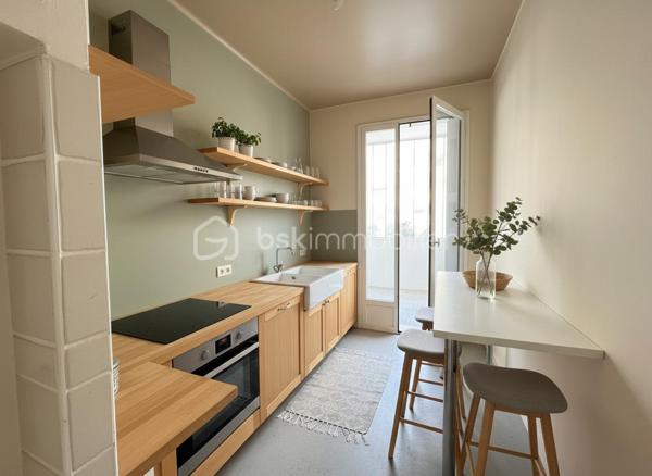 Idéalement situé au cœur du Cros de Cagnes, à quelques minutes à pied de la mer et à proximité immédiate des commerces, restaurants et commodités, découvrez ce grand 2 pièces traversant d’environ 57 m²
Situé en rez-de-chaussée surélevé, l’appartement offre de beaux volumes et une distribution fonctionnelle :

* séjour de 21 m² ;
* chambre de 13 m² ;
* cuisine indépendante de 6 m² ouvrant sur la loggia de 5m2 
* salle de bains 3.4 m² ;
* WC séparés.
* Placards.

Des travaux de rénovation sont à prévoir (notamment électricité et modernisation générale), permettant de repenser l’appartement et de l’aménager entièrement à son goût.

La résidence bénéficie de charges maîtrisées d’environ 2 340 € par an, comprenant notamment le chauffage collectif, l’eau froide et les services d’un gardien.

Le chauffage collectif est équipé de répartiteurs individuels, permettant une facturation tenant compte de la consommation de chaque logement.

Une cave de 4 m² complète ce bien.

Un appartement à fort potentiel, idéalement placé pour profiter pleinement de la vie du Cros de Cagnes et de la proximité immédiate de la mer.

Photos retouchées par intelligence artificielle à des fins de présentation.