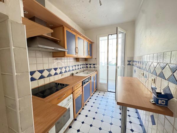 Idéalement situé au cœur du Cros de Cagnes, à quelques minutes à pied de la mer et à proximité immédiate des commerces, restaurants et commodités, découvrez ce grand 2 pièces traversant d’environ 57 m²
Situé en rez-de-chaussée surélevé, l’appartement offre de beaux volumes et une distribution fonctionnelle :

* séjour de 21 m² ;
* chambre de 13 m² ;
* cuisine indépendante de 6 m² ouvrant sur la loggia de 5m2 
* salle de bains 3.4 m² ;
* WC séparés.
* Placards.

Des travaux de rénovation sont à prévoir (notamment électricité et modernisation générale), permettant de repenser l’appartement et de l’aménager entièrement à son goût.

La résidence bénéficie de charges maîtrisées d’environ 2 340 € par an, comprenant notamment le chauffage collectif, l’eau froide et les services d’un gardien.

Le chauffage collectif est équipé de répartiteurs individuels, permettant une facturation tenant compte de la consommation de chaque logement.

Une cave de 4 m² complète ce bien.

Un appartement à fort potentiel, idéalement placé pour profiter pleinement de la vie du Cros de Cagnes et de la proximité immédiate de la mer.

Photos retouchées par intelligence artificielle à des fins de présentation.