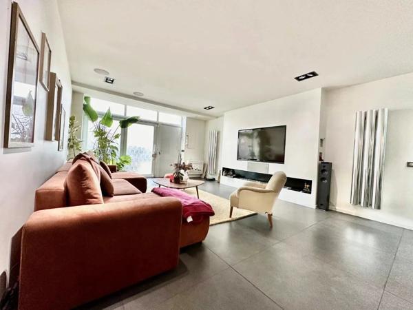 Vente                                                      Maison
                        
                     4 pièces                      123 m2                     à Alfortville