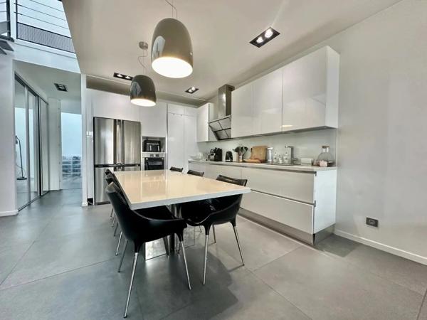 Vente                                                      Maison
                        
                     4 pièces                      123 m2                     à Alfortville