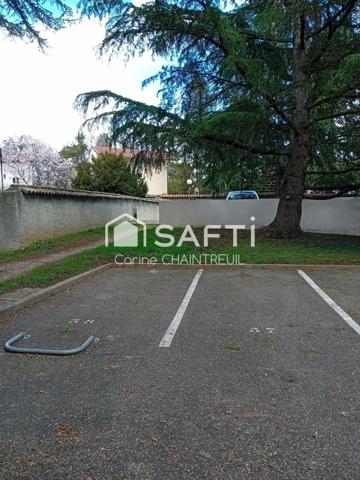 !! Place de parking en plein cœur de Bron !!