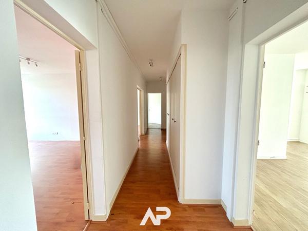 Spacieux appartement de 130 m² avec balcon et stationnement €626 400 ** - Référence MR627ED2-41