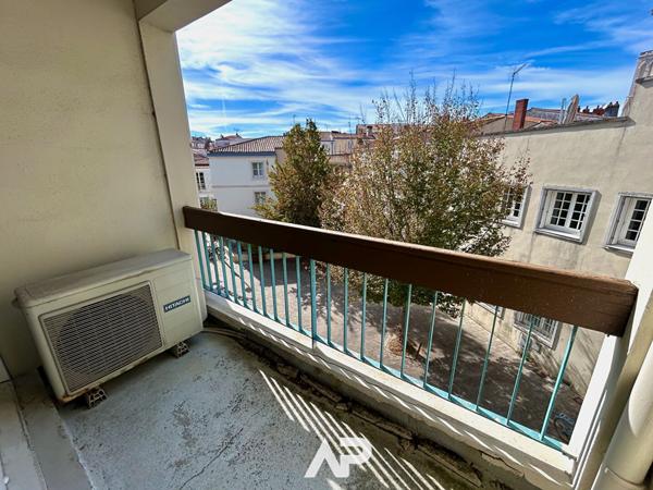 Spacieux appartement de 130 m² avec balcon et stationnement €626 400 ** - Référence MR627ED2-41
