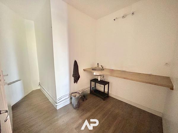 Spacieux appartement de 130 m² avec balcon et stationnement €626 400 ** - Référence MR627ED2-41