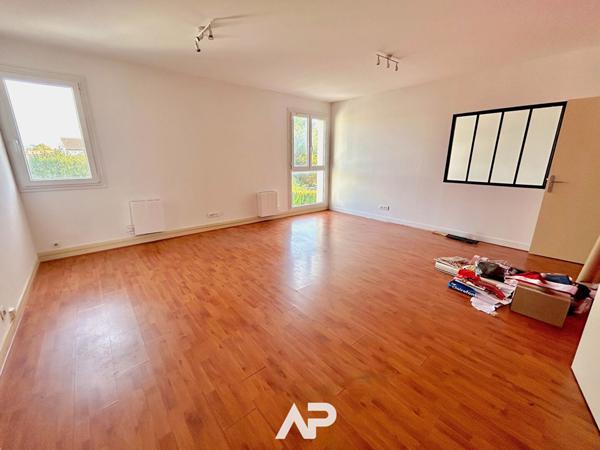 Spacieux appartement de 130 m² avec balcon et stationnement €626 400 ** - Référence MR627ED2-41