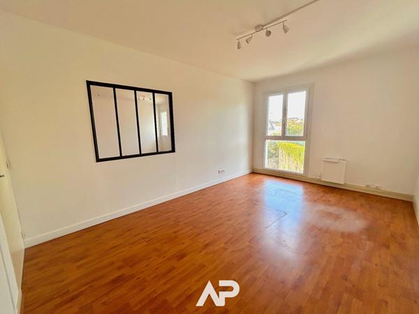 Spacieux appartement de 130 m² avec balcon et stationnement €626 400 ** - Référence MR627ED2-41