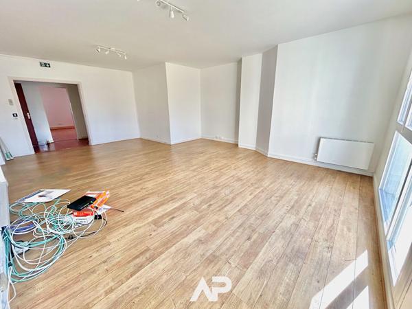 Spacieux appartement de 130 m² avec balcon et stationnement €626 400 ** - Référence MR627ED2-41