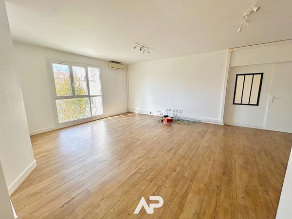 Spacieux appartement de 130 m² avec balcon et stationnement €626 400 ** - Référence MR627ED2-41