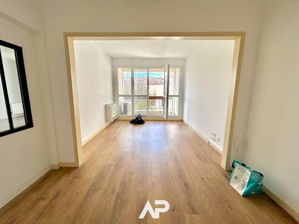 Spacieux appartement de 130 m² avec balcon et stationnement €626 400 ** - Référence MR627ED2-41