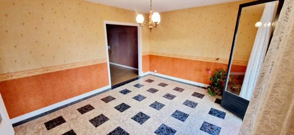 Exclusivité!!! Maison de village 5 pièces et d'environ 90 m², 3 chambres, sous sol complet 48 m²,jardin en plein cœur de Canisy