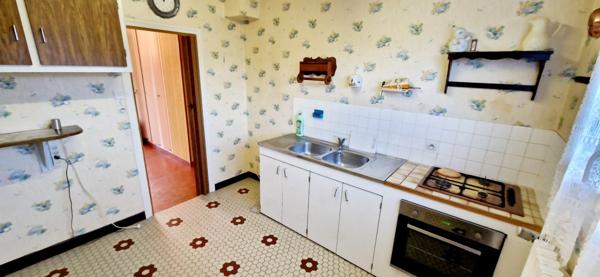 Exclusivité!!! Maison de village 5 pièces et d'environ 90 m², 3 chambres, sous sol complet 48 m²,jardin en plein cœur de Canisy